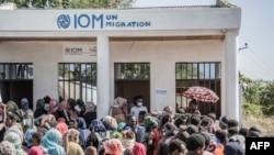 FILE - Pengungsi yang menyeberang dari Sudan ke Ethiopia antre untuk mendaftar di IOM (Organisasi Internasional untuk Migrasi) di Metema, 4 Mei 2023. (Amanuel Sileshi / AFP)