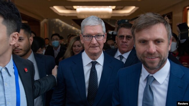 팀 쿡(가운데) 애플 최고경영자(CEO)가 지난 25일 베이징에서 진행된 '중국발전 고위급포럼'에서 연설 후 행사장을 나서고 있다. (자료사진)