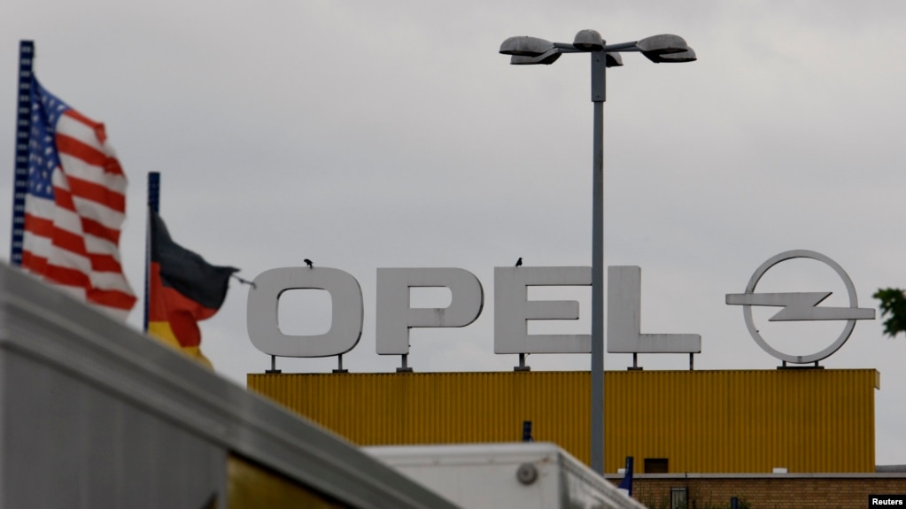 资料照：美国和德国国旗在凯泽斯劳滕的德国车企Opel公司楼上飘扬。（2009年5月28日）(photo:VOA)