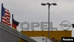 美國和德國國旗在凱澤斯勞滕的德國車企Opel公司樓上飄揚。 （2009年5月28日）