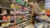 FILE - Dua orang pengunjung berbelanja di sebuah supermarket di Los Angeles, California, AS, 13 Juni 2022. (REUTERS/Lucy Nicholson)