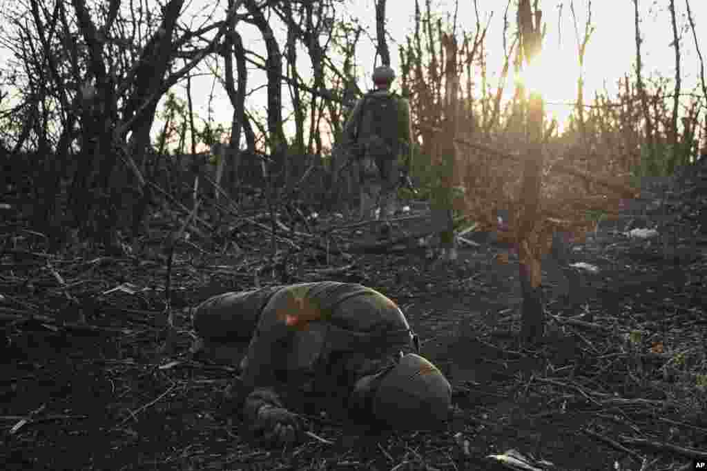 El comandante de una unidad de asalto ucraniana pasa junto a un soldado ruso muerto en el frente, cerca de Avdiivka, Ucrania, el 16 de septiembre de 2023. (AP Foto/Alex Babenko). En este segundo año de guerra, los cadáveres se esparcían por edificios derruidos, bosques y carreteras. Los ataques rusos alcanzaron repetidamente objetivos civiles, reduciendo los inmuebles residenciales a escombros, llamas y humo.