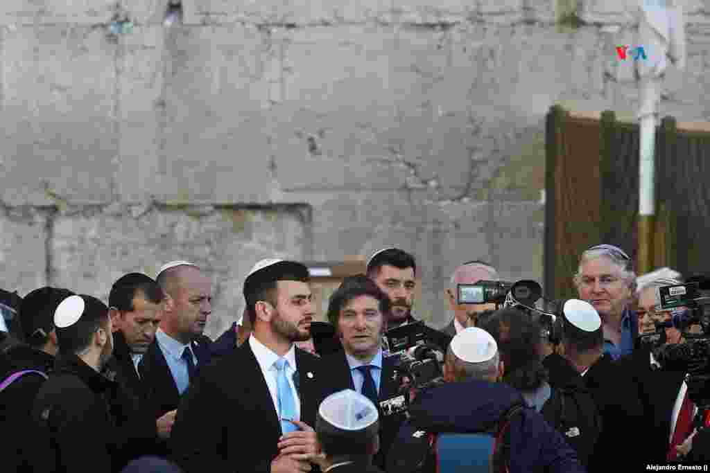 El presidente de Argentina, Javier Milei, abandona el Muro de las Lamentaciones, en Jerusalén, luego de una breve visita.