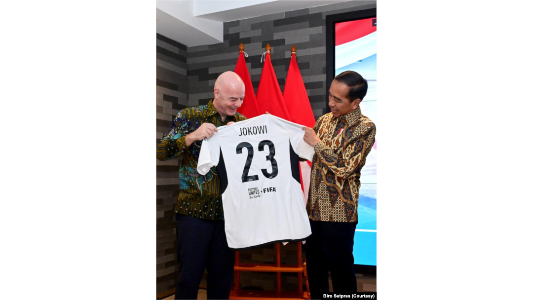 Presiden Jokowi mendapatkan kaos bernomor punggung 23 dari Presiden FIFA. Ia berharap dengan kehadiran langsung FIFA di Indonesia, persepakbolaan Tanah Air dapat berkembang dengan pesat dan lebih berprestasi. (Foto: Courtesy/Biro Setpres)