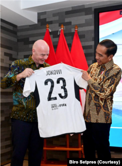 Presiden Jokowi mendapatkan kaos bernomor punggung 23 dari Presiden FIFA. Ia berharap dengan kehadiran langsung FIFA di Indonesia, persepakbolaan Tanah Air dapat berkembang dengan pesat dan lebih berprestasi. (Foto: Courtesy/Biro Setpres)