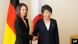 资料照：日本外相上川洋子（右）与德国外长贝尔博克在东京举行会谈。（2023年11月8日）