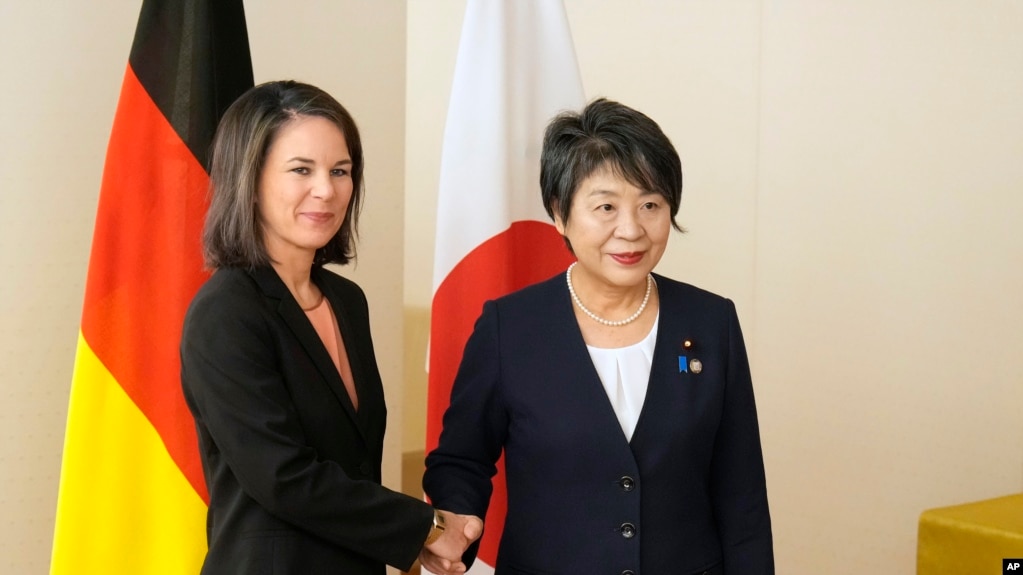 资料照：日本外相上川洋子（右）与德国外长贝尔博克在东京举行会谈。（2023年11月8日）(photo:VOA)