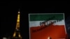 Seorang demontran membawa poster bertuliskan "Hentikan eksekusi di Iran" dalam aksi protes di Paris, Prancis, pada 16 Januari 2023, yang menyerukan dukungan kepada para warga Iran. (Foto: AFP/Ludovic Marin)