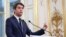 Perdana Menteri Prancis Gabriel Attal berbicara saat konferensi pers untuk menjawab protes petani atas gaji, pajak dan peraturan, di Hotel Matignon, di Paris, Prancis, 21 Februari 2024. (ALAIN JOCARD/Pool via REUTERS)