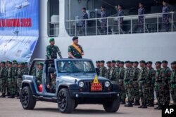 Panglima TNI Laksamana Yudo Margono menginspeksi pasukan saat upacara pembukaan Latihan Solidaritas ASEAN di Pelabuhan Batu Ampar di Pulau Batam, Indonesia, Selasa, 19 September 2023. (AP Photo/Andaru Kz )