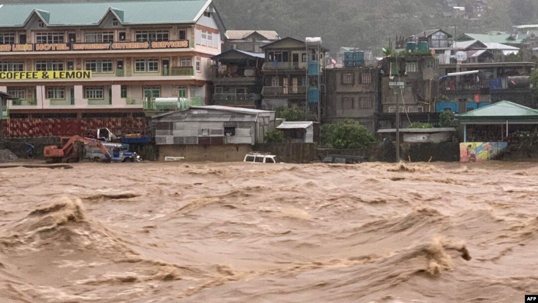 Kendaraan terendam banjir saat air naik di sepanjang Sungai Chico di Bontoc, Provinsi Pegunungan saat Topan Super Doksuri melintas di dekat ujung utara Pulau Luzon. (Foto: Handout / Kantor Manajemen Pengurangan Risiko Bencana Provinsi Pegunungan (DRRMO)/ AFP)