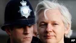 Julian Assange, el fundador de WikiLeaks, de 40 años, llega a la Corte Suprema de Londres el miércoles 1 de febrero de 2012. Assange se declarará culpable de un cargo de delito grave en un acuerdo con el Departamento de Justicia de Estados Unidos.