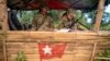 Esta foto tomada el 9 de diciembre de 2023 muestra a mujeres miembros de las Fuerzas de Defensa del Pueblo de Mandalay (MDY-PDF) haciendo guardia en su campamento base en el bosque cerca del municipio de Namhsan en el estado de Shan, en el norte de Myanmar.