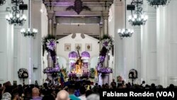 Feligreses venezolanos rinden culto al Nazareno.