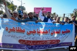 Aksi protes terhadap Ketua Mahkamah Agung Qazi Faez Isa, di Peshawar, 23 Februari 2024. (Abdul MAJEED / AFP)