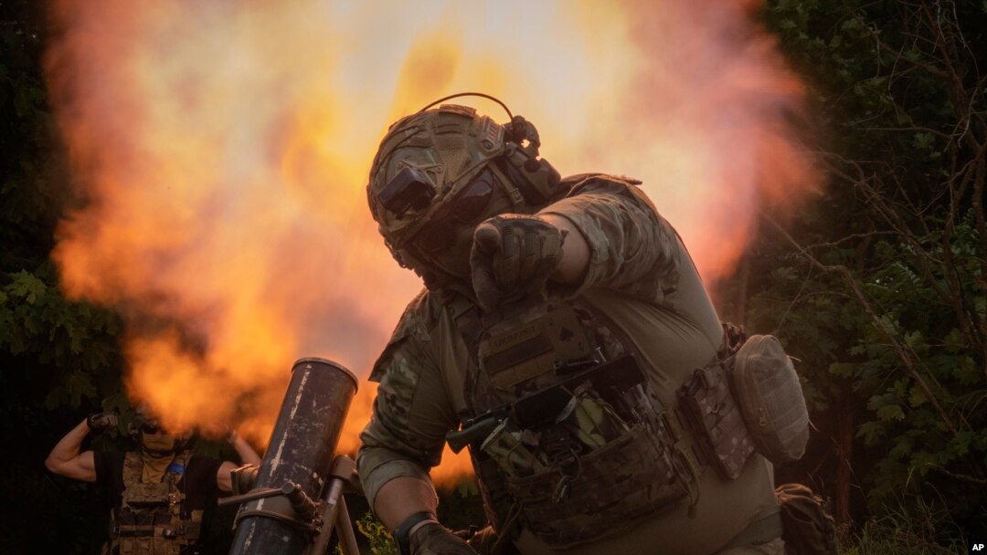 Seorang tentara Ukraina memberi isyarat saat berada di garis depan di wilayah Zaporizhzhia, Ukraina, 24 Juni 2023. (Foto: AP)