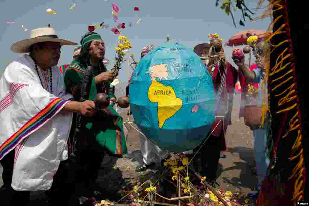 Perú. Con ofrendas a la Pachamama, curanderos y chamanes peruanos homenajean a la Tierra. En el tradicional ritual, celebrado el viernes 21 de abril, participaron chamanes de todo el país.