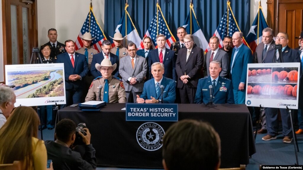 El gobernador de Texas, Gregg Abbott, durante una conferencia de prensa en la anunció la firma de seis medidas legislativas con las que busca contrarrestar la migración irregular, así como la instalación de una barrera flotante en el Río Grande.
