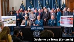 El gobernador de Texas, Gregg Abbott, durante una conferencia de prensa en la anunció la firma de seis medidas legislativas con las que busca contrarrestar la migración irregular, así como la instalación de una barrera flotante en el Río Grande.