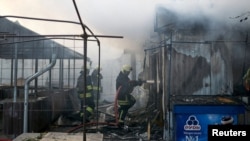 Lính cứu hỏa dập lửa ở khu vực bị tên lửa Nga tấn công tại Cherkasy, Ukraine, vào ngày 21 tháng 9 năm 2023.