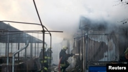 Petugas pemadam kebakaran bekerja di area yang rusak akibat serangan rudal Rusia, di tengah serangan Rusia ke Ukraina, di Cherkasy, Ukraina 21 September 2023. (Foto: via Reuters)