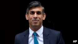 El primer ministro británico, Rishi Sunak, sale del número 10 de Downing Street para asistir a la sesión semanal de preguntas a los primeros ministros en el parlamento de Londres, el miércoles 19 de julio de 2023. (Foto AP/Frank Augstein)