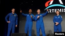 Para astronauts untuk misi Artemis II melinyasi Bulan, dari kiri: Reid Wiseman, Victor Glover, Jeremy Hansen, dan Christina Koch dalam acara perkenalan astronaut NASA di Houston, Texas, Senin, 3 April 2023.