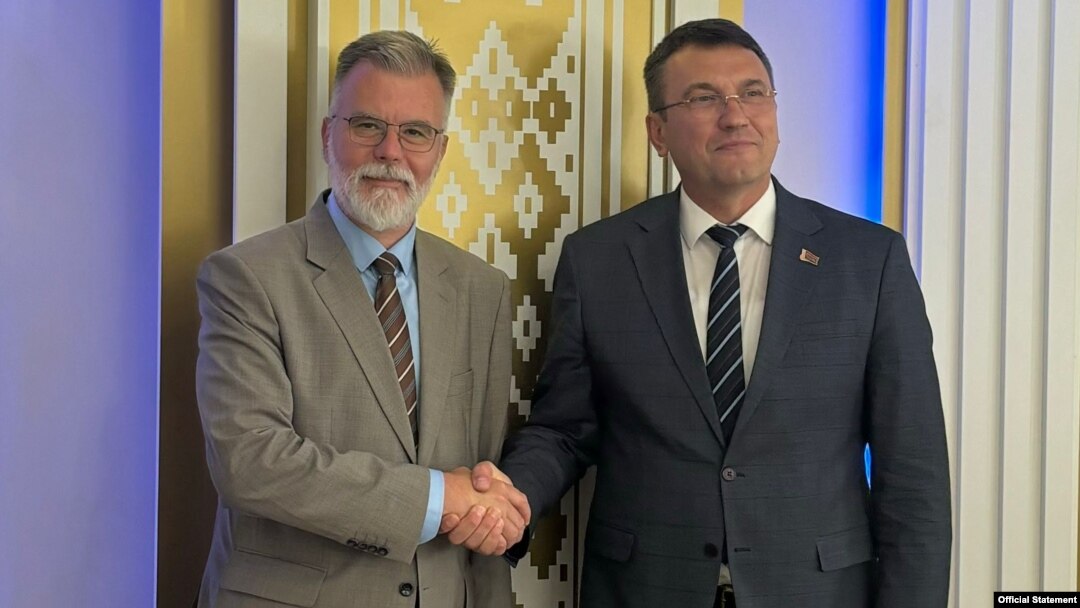 Ministar informisanja i telekomunikacija u Vladi Srbije Dejan Ristić rukuje se ministrom telekomunikacija Konstantinom Konstantinovičem Šuljganom, tokom zvanične posete Beorusiji, u Minsku, 29. avgusta 2024. (Foto: Ministarstvo informisanja i telekomunikacija)