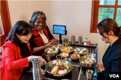 토머스-그린필드 대사가 한국 내 탈북 여성 박사 1호이자 2010년 국무부가 수여한 ‘용기 있는 여성상’을 수상한 이애란 박사가 운영하는 ‘능라밥상’ 식당을 방문했다. 주한 미국대사관 X(옛 트위터) 캡처