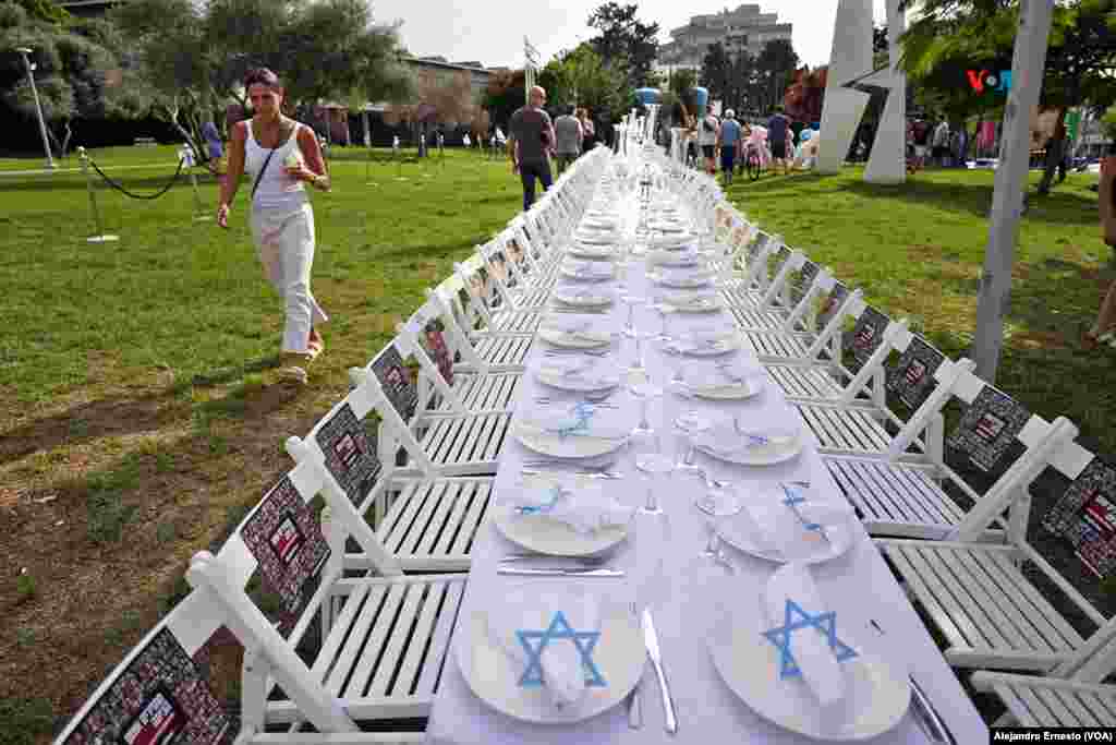 Vista de la mesa de shabbat puesta en honor de los más de 200 israelíes que aún permanecen secuestrados en Gaza por el grupo islamita Hamás.