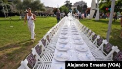 En Fotos | Un almuerzo de 'sabbat' para reclamar la vuelta a casa de los rehenes