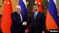 中国领导人习近平在北京会晤到访的俄罗斯总理米舒斯京（Mikhail Mishustin）。（2023年12月20日）