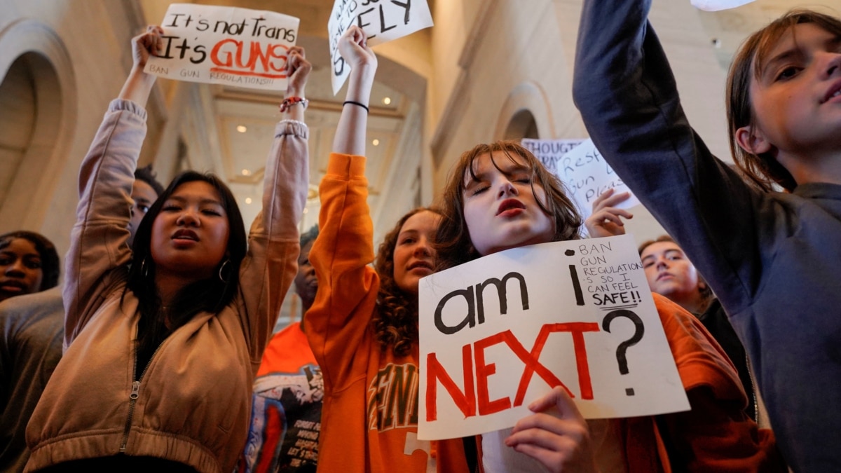 hundreds-protest-in-nashville-following-deadly-school-shooting