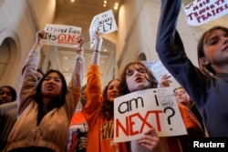 Para pengunjuk rasa berkumpul di dalam Gedung Kongres Tennessee untuk menyerukan diakhirinya kekerasan senjata dan mendukung undang-undang senjata yang lebih kuat setelah penembakan mematikan di Covenant School di Nashville, Tennessee, 30 Maret 2023. (Foto: Reuters)