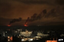 Gambar yang diambil dari Rafah menunjukkan asap mengepul setelah pengeboman Israel terhadap Khan Yunis di Jalur Gaza selatan pada 9 Desember 2023. (Foto: AFP)