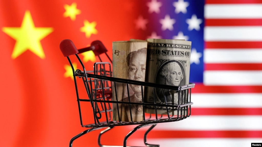 美中国旗与装有人民币和美金的购物车图示(photo:VOA)