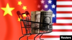 美中國旗與裝有人民幣和美金的購物車圖示