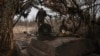 Soldados ucranianos preparan un vehículo de artillería autopropulsado para disparar contra posiciones rusas en la línea del frente en la región de Donetsk, Ucrania, el 16 de febrero de 2024.