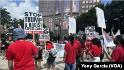 Coalición de organizaciones llega hasta Milwaukee, Wisconsin, para manifestarse en contra de la "agenda republicana" durante convención del partido el 15 de julio de 2024.