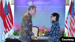 Menlu AS Antony Blinken dan Menlu RI Retno Marsudi dalam pertemuan di sela-sela Pertemuan Menlu ASEAN di Jakarta, Jumat (14/7). 