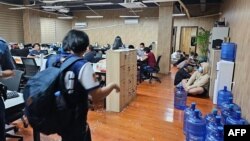 ဖိလစ်ပိုင်ရဲတပ်ဖွဲ့ရဲ့ ဆိုက်ဘာရာဇဝတ်မှုနှိမ်နှင်းရေးက ဝင်ရောက်စီးနှင်းခဲ့တဲ့ မက်ထရိုမနီလာဒေသ Las Piñas မြို့ရှိ ရုံးခန်း (ဇွန် ၂၇၊ ၂၀၂၃)