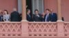 El secretario de Estado de EEUU, Antony Blinken saluda desde el balcón de la Casa Rosada, sede de gobierno de Argentina, junto al presidente argentino, Javier Milei, el viernes, 23 de febrero, de 2024.