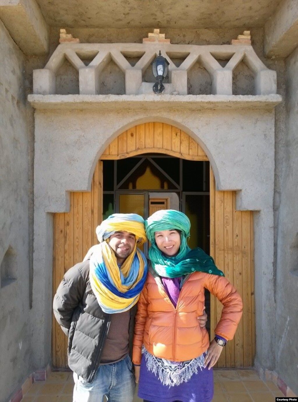 于淼淼和席瓦吉·达斯2015年在撒哈拉沙漠中的梅尔祖加旅游 (达斯夫妇提供)(photo:VOA)