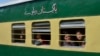 Penumpang dari Pakistan melihat dari kereta Samjhauta Express saat tiba di Atari, India, Senin, 4 Maret 2019. (Foto: AP)