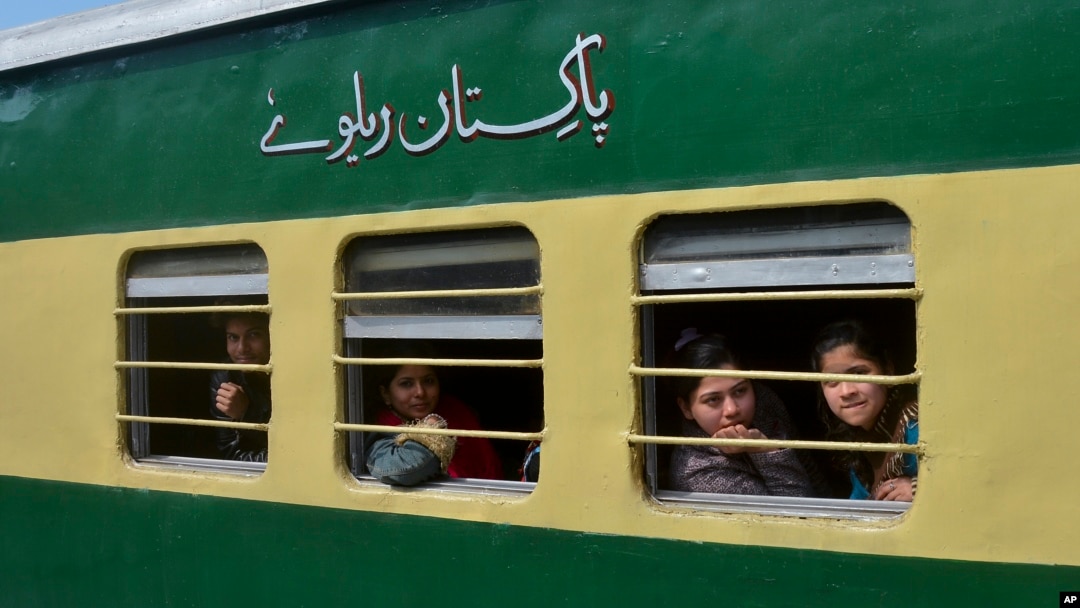 Penumpang dari Pakistan melihat dari kereta Samjhauta Express saat tiba di Atari, India, Senin, 4 Maret 2019. (Foto: AP)