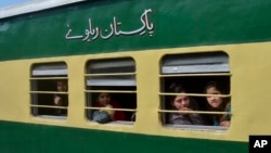 Penumpang dari Pakistan melihat dari kereta Samjhauta Express saat tiba di Atari, India, Senin, 4 Maret 2019. (Foto: AP)