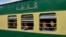 Penumpang dari Pakistan melihat dari kereta Samjhauta Express saat tiba di Atari, India, Senin, 4 Maret 2019. (Foto: AP)
