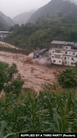 中国四川重庆的巫山县遭受暴雨导致的洪水袭击。（2023年7月4日）