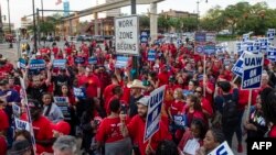 Članovi sindikata "Ujedinjeni automobilski radnici" marširaju ulicama Detroita, 15. septembra 2023. godine.
