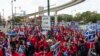 Anggota serikat pekerja United Auto Workers (UAW) menggelar demonstrasi di pusat Kota Detroit menyusul aksi mogok kerja yang mereka lakukan terhadap tiga produsen mobil di Detroit, Michigan, pada 15 September 2023. (Foto: AFP/Matthew Hatcher)